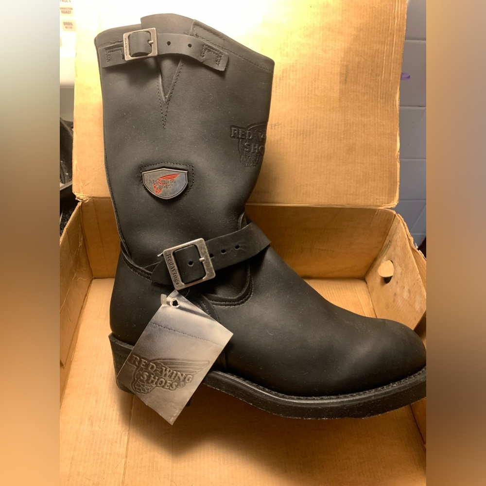 NEW Mens Redwing motorcycle boot 10 E2. Never worn. In box with a tag.